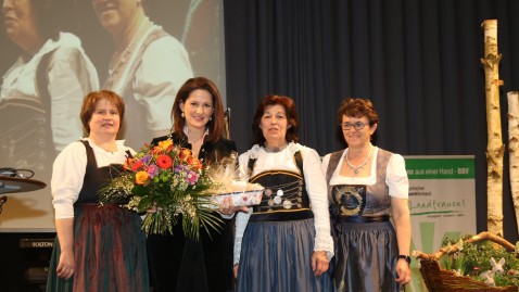 Kreisbäuerin Claudia Erndl (3.v.l.) und ihre Stellvertreterin Brigitte Landstorfer (rechts) übergaben zusammen mit Marianne Dallmeier (rechts) Blumen und Maultaschen an Michaela Kaniber, Bayerische Staatsminsterin für Ernährung, Landwirtschaft und Forsten