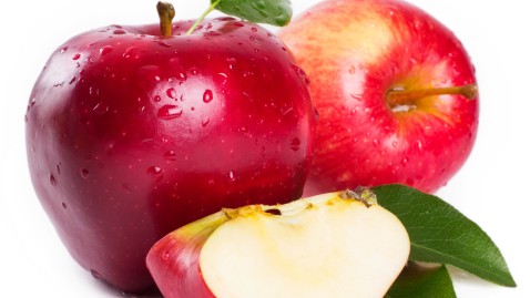 Fastenzeit: ein knackiger roter Apfel verlockt zum Anbeißen