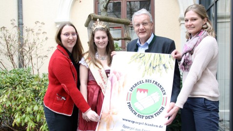 Freuen sich auf eine gute Spargelsaison 2019: Miriam Adel, Vorsitzendes des Spargelerzeugerverbandes Franken, die fränkische Spargelkönigin Theresa Bub, BBV-Generalsekretär Georg Wimmer und Michaela Schaumberger, Referentin für Obst- und Gemüsebau beim Bayerischen Bauernverband (v. l.)