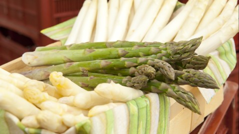 Weißer und grüner Spargel in einem Korb. 