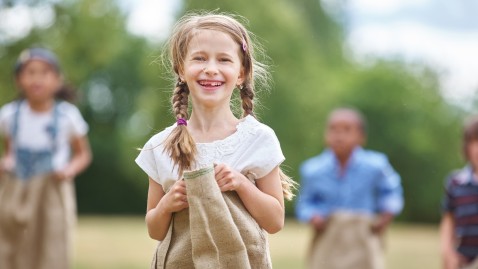 Kinder beim Sackhüpfen