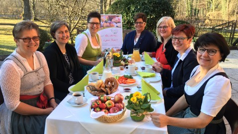 Die Bezirksbäuerinnen sitzen mit Landesbäuerin Göller gemeinsam am reichlich gedeckten Frühstückstisch. 