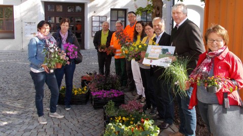 Personengruppen mit Blühpflanzen