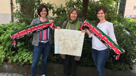 Kreisbäuerin Sabine Schindler (l.) und die ehemalige Milchkönigin Sonja Wagner (r.) beim Vorbereitungstreffen mit Projektleiterin Angelika Eberl.