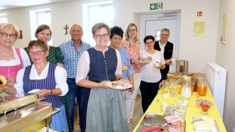 Durften sich am Buffet bedienen: Friedhelm Dickow, BBV-Kreisobmann (von rechts), Karolin Aigner, stv. Kreisbäuerin, Margit Bauer, Martina Aster, Irene Waas, Kreisbäuerin, Franz Aster, Gabi Suttner, Andrea Heißenhuber und Elisabeth Penzkofer. 