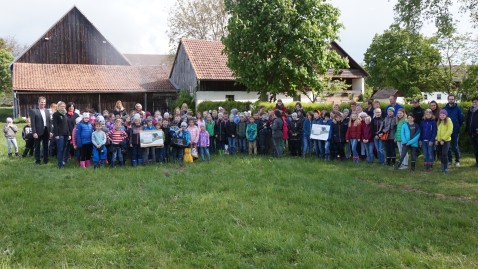 2019-05-20-Kinder sähen Blühstreifen