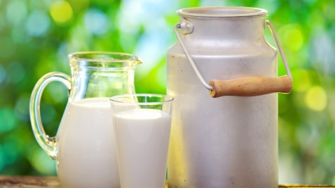 Milch ist vielseitig zu genießen, wie hier mit einem Glas Milch. 