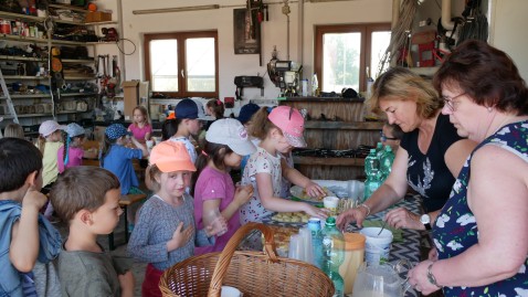 Die Kreisbäuerinnen helfen den Kindern bei der Brotzeit 