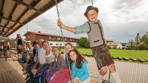 Kreisbäuerin Anita Painhofer mit Besuchern auf der Kirtahutschn