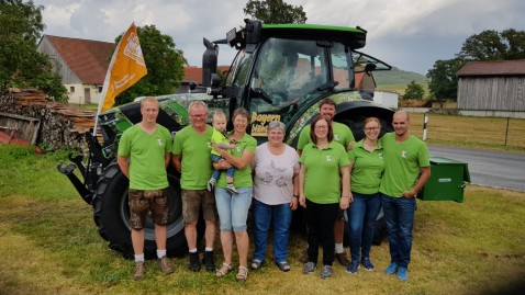 Familie Heßlinger vor dem Blühschlepper