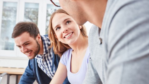 Drei junge Menschen bei der Arbeit