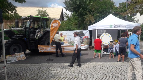 Blühschlepper am Tag der biologischen Vielfalt in Ursensollen