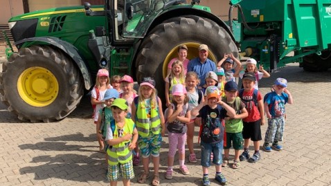 Kindergartenkinder auf dem Betrieb Gröschl in Sarching