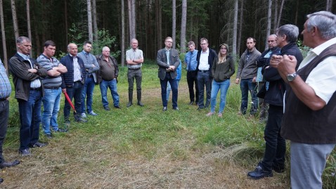 Abgeordnete und KVO Mitglieder bei Besichtigung