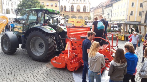 Blühschlepper mit Sähmaschine am Amberger Marktplatz