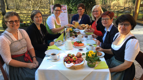 Die Bezirksbäuerinnen zusammen am reichlich gedeckten Frühstückstisch. 