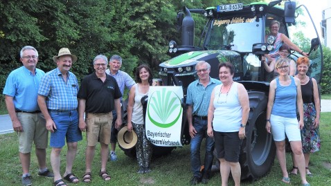 Schleppertour macht Station auf Betrieb Dickow in Ruhsam