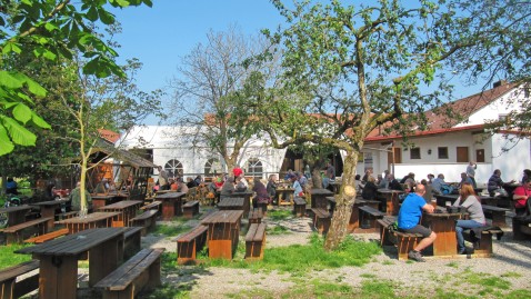 Der Biergarten auf dem Hof von Claudia Sautter
