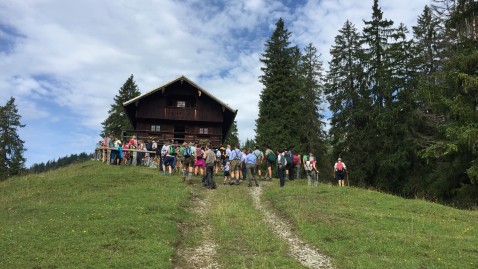 Wanderer vor Alm