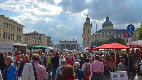 Viele Menschen schlendern über die Münchner Bauernmarktmeile. 