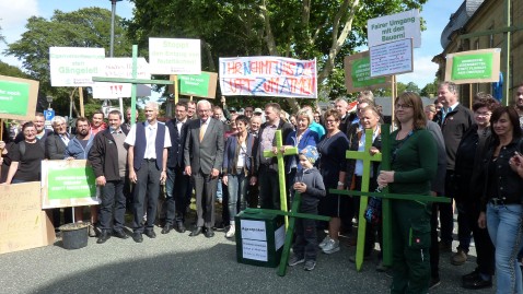 Landwirte demonstrieren mit grünen Kreuzen in Banz.