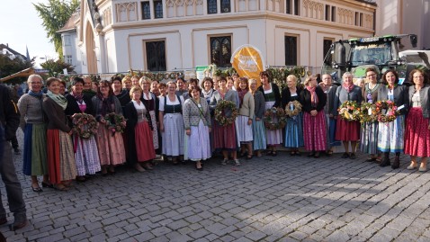 Bäuerinnen mit Kränzen