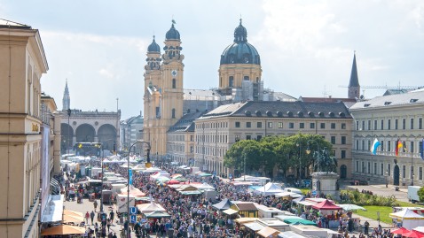 Die Bauernmarktmeile mit Theatinerkirche