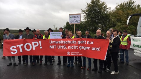 Die Teilnehmer der Demo auf dem Weg nach Mainz