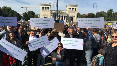 Bäuerinnen und Bauern unterstützen globalen Klimastreik auf dem Königsplatz in München