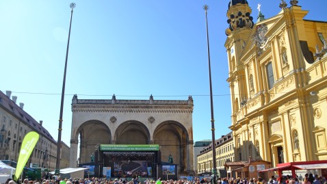 Odeonsplatz und Theatinerkirche 