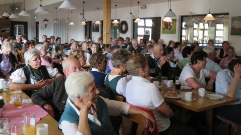 Die Austragler in der Kantine der Oberlandhalle