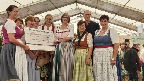 Die Landfrauen bei der Scheckübergabe