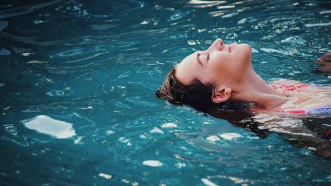 Frau beim Entspannen im Wasser