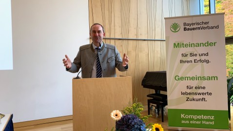 Aiwanger auf dem Podium der Kreisobmännertagung 2019