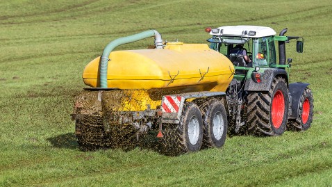 Traktor mit Güllefass