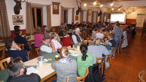 Voller Saal in Sachsenkam