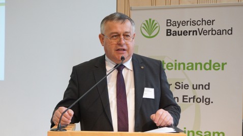 Bauernpräsident spricht am Pult bei der Landesversammlung im Haus der bayerischen Landwirtschaft Herrsching