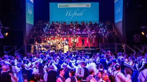 Viele Besucher sind auf der Tanzfläche beim landwirtschaftlichen Hofball. 
