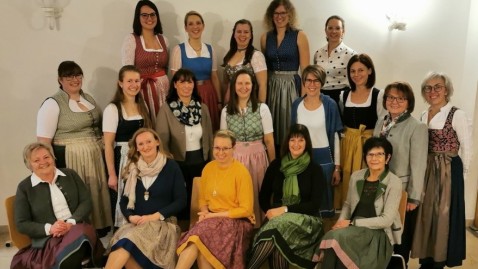 Gruppenbild in Trachtenkleidung