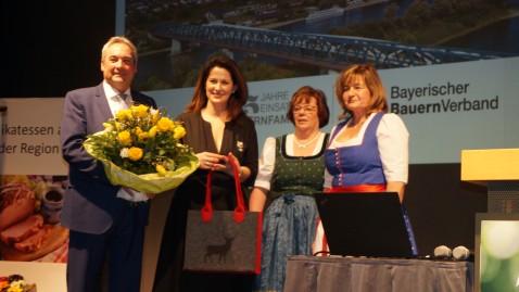 Frau Michaela Kaniber spricht am Landfrauentag/Kreisbauerntag