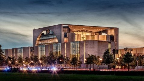 Bundeskanzleramt in Berlin bei Abenddämmerung