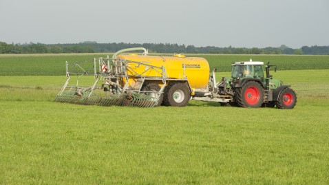 Traktor mit Düngeanhänger