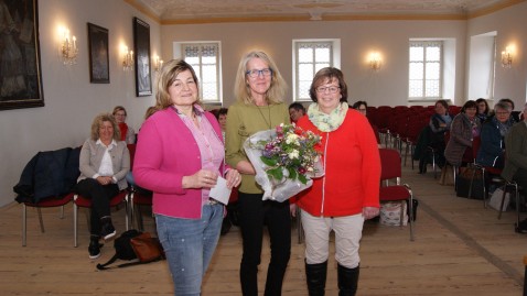 Frau Rubi Antje erhält einen Blumenstrauß 