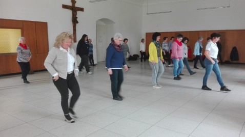 Frau Esold lernt den Damen Linedance