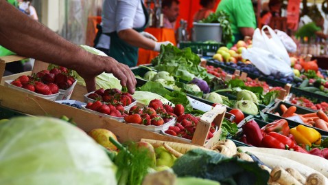 Erdbeeren und viel Gemüse auf diesem Bauernmarktstand