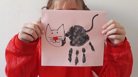 Eine Katze aus dem Handdruck