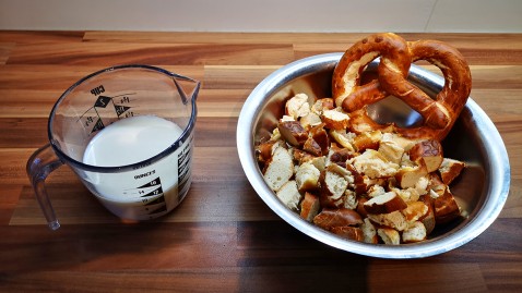 Trockene Brezel mit Milch