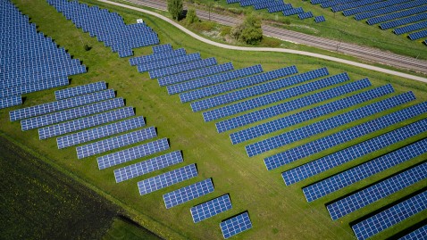 Luftaufnahme von Solaranlagen auf Feldern