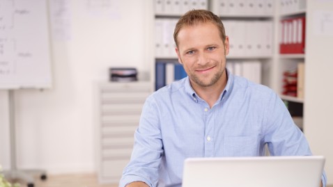 mann sitzt vor laptop