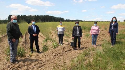 Rumänische Generalkonsulin auf einem Spargelbetrieb